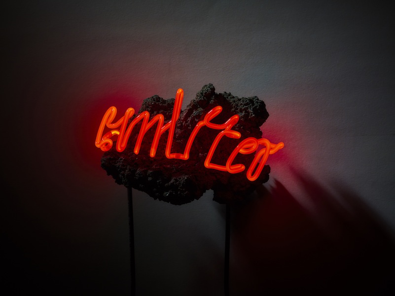 Arthur Duff, Emitter, 2016, pietra lavica, tubo al neon, 27x18x6 cm Photo Lorenzo Ceretta