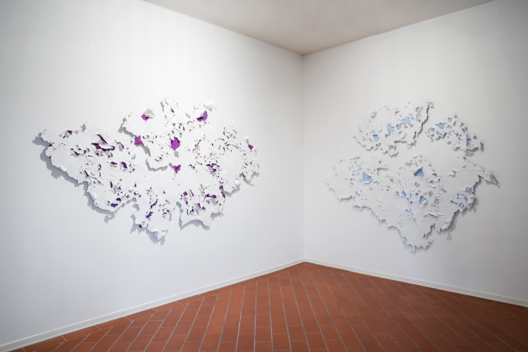 LORIS CECCHINI, Peeling paints (Purple) 2016 Resina epoxy, acrilico, fibra di nylon su Dibond, acrilico su PETG tagliato a laser e termoformato a mano cm 288 c 190 x 15 courtesy GALLERIA CONTINUA, San Gimignano / Beijing / Les Moulins / Habana Foto: Ela Bialkowska OKNOstudio