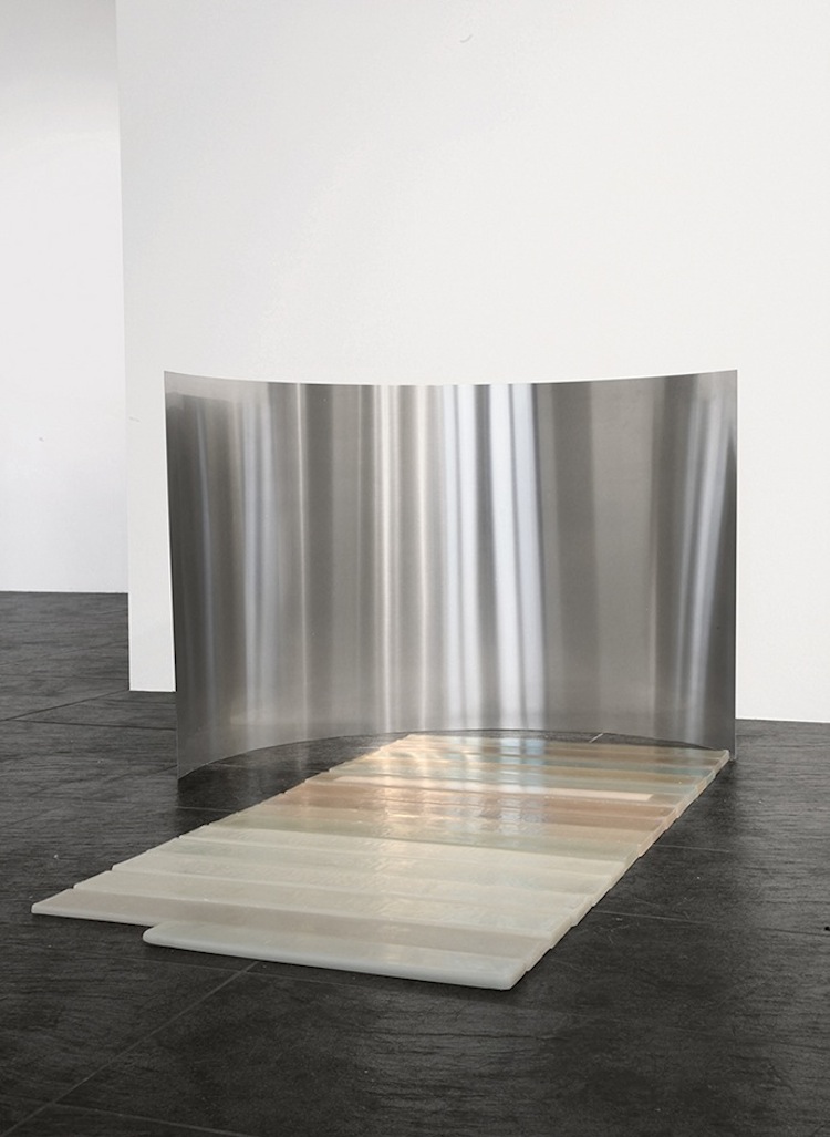 Elena Modorati, Brevima dies, 2015, cera, carta, acciaio, 65x90x160 cm
