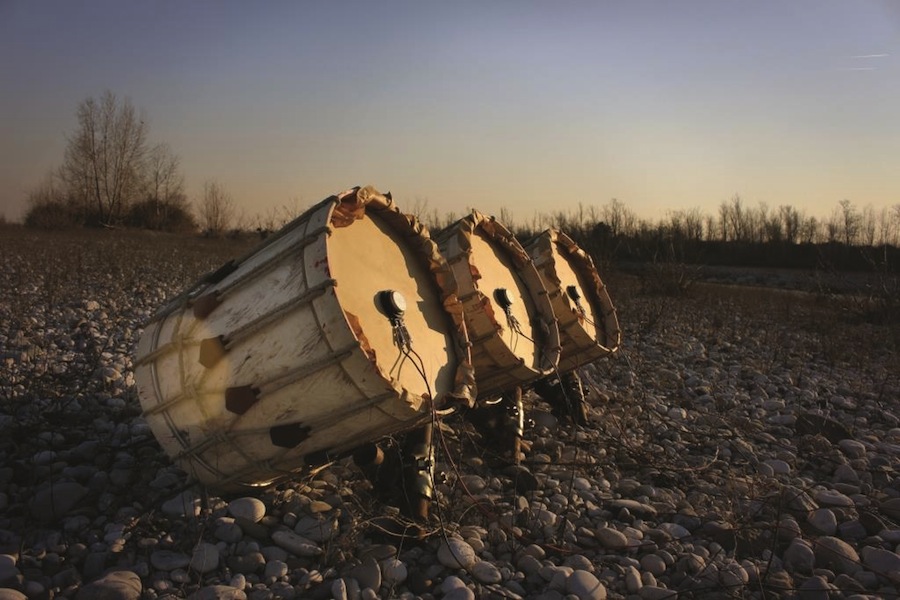 Fabio Ronacato, L’invisibile oltre il fiume, 2015 installazione, dispositivo di prospezione geofisica, eccitatori elettrodinamici, amplificatori, schede audio, compensato marino, pelle di capra, cera, corde di canapa, cuoio, ferro, cavi elettrici, tubi e giunti in ferro, dimensioni variabili