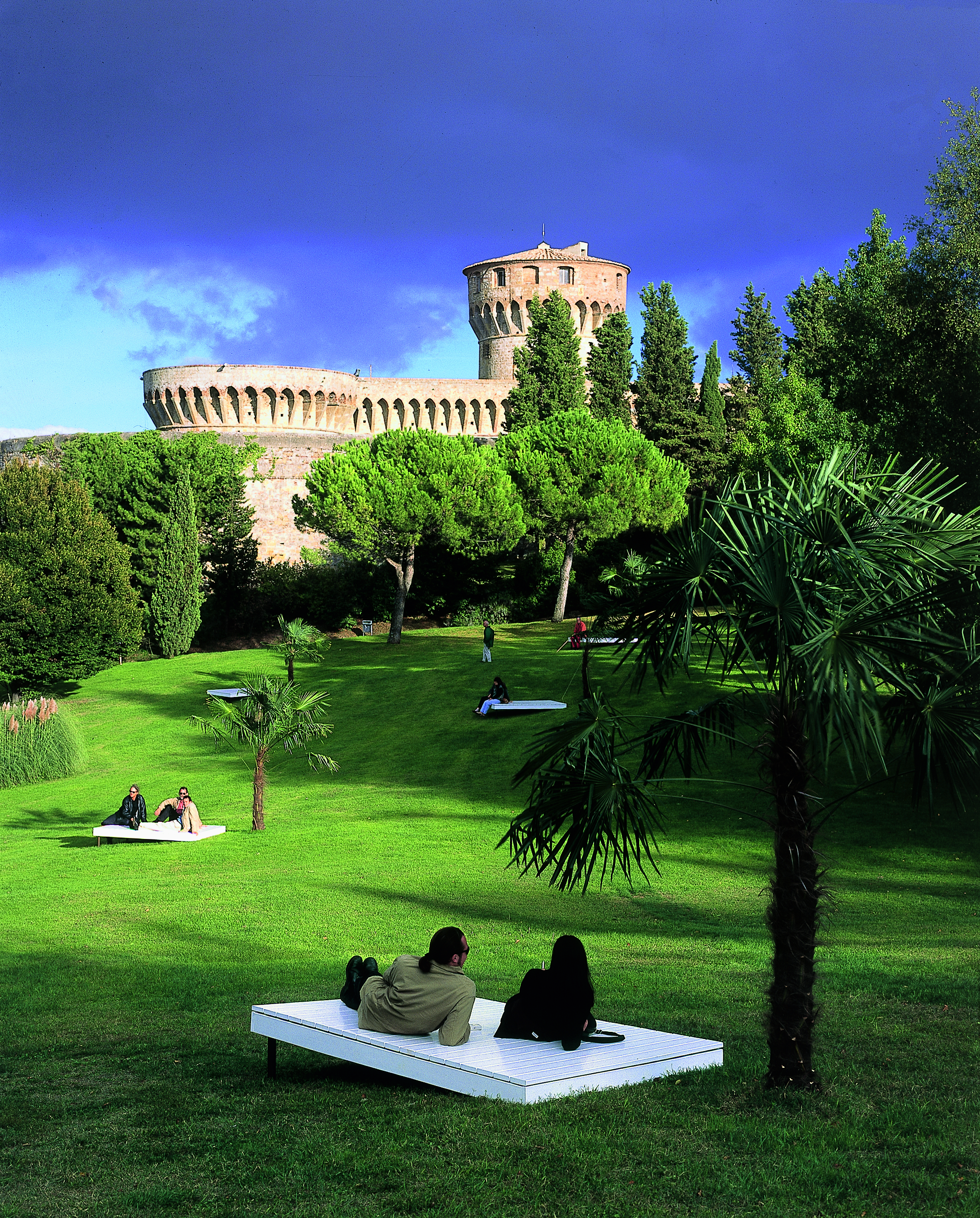 •Bert Theis, Le dita nella mano, terza edizione di “Arte all’Arte”, Volterra, 1998. Dieci pedane in legno dipinto, 150 × 240 cm ciascuna, palme, elemento sonoro. Installazione nel Parco Archeologico Fiumi Volterra. Foto Roman Mensing, Münster. Courtesy Galleria Continua, San Gimignano.