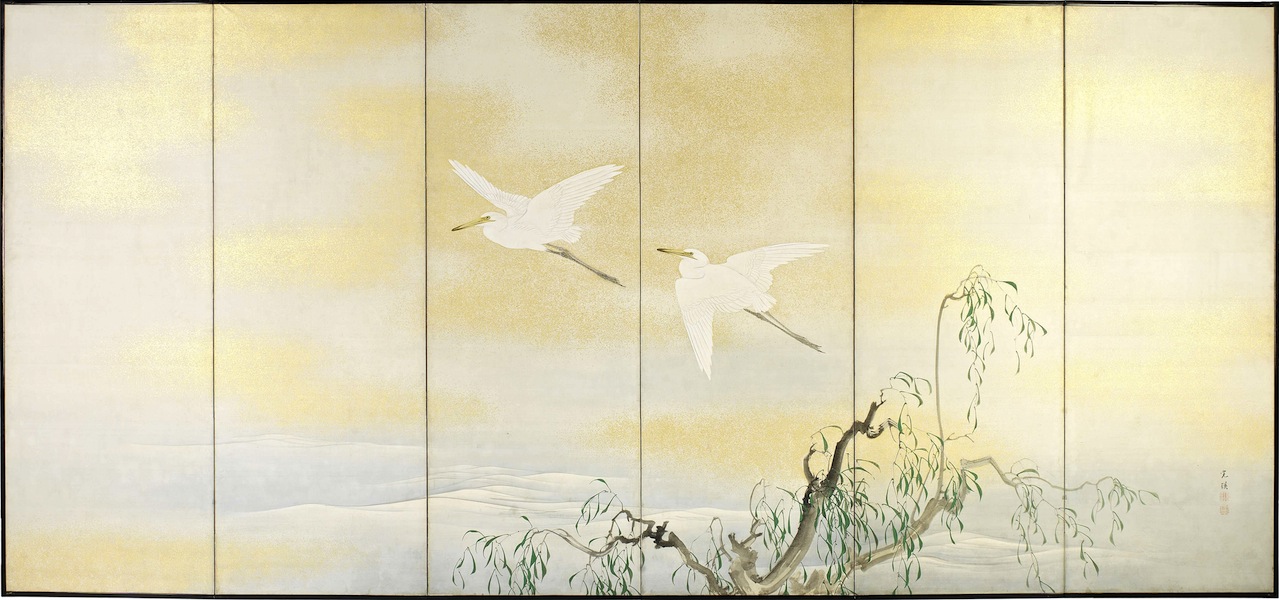 Nishiyama Kan'Ei (1834-1897) (firmato), Paravento giapponese a sei ante raffigurante due egrette in volo sopra un salice stante sulla riva di un lago, tardo periodo Edo (1615-1867) inizio Meiji (1868-1912), pigmenti minerali e vegetali, inchiostro e oro su seta (Kirikaku), 175 x 378 cm Courtesy Paraventi Giapponesi – Galleria Nobili, Milano
