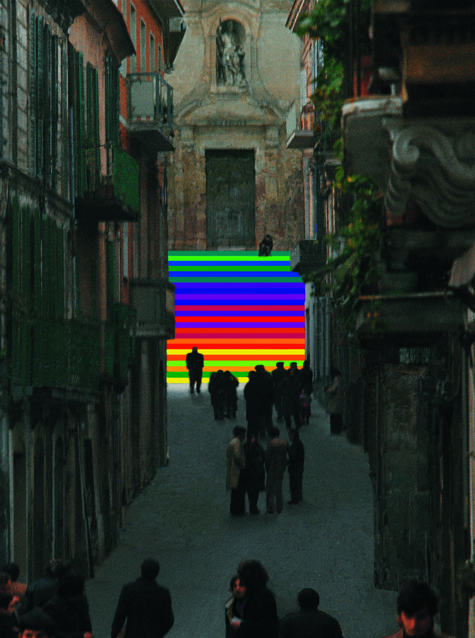 Franco Summa, Un arcobaleno in fondo alla via, Città Sant’Angelo, 1975. Doppia serie di dodici colori saturi (in basso i colori caldi, in alto quelli freddi) dipinti sulla scalinata della ex chiesa di Sant’Agostino a Città Sant’Angelo (PE). Courtesy dell’artista.