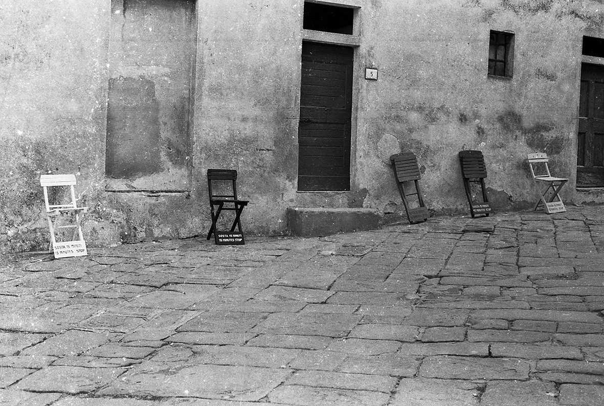 Gruppo di Piombino (Salvatore Falci, Pino Modica, Stefano Fontana), Sosta 15 minuti, Populonia, 1983. Courtesy Archivio Stefano Fontana.