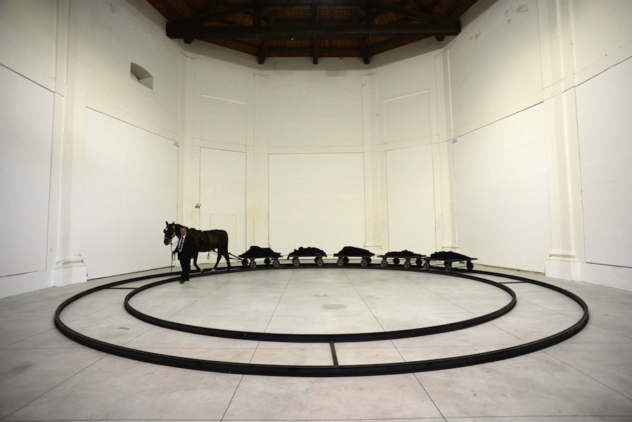 Jannis Kounellis, veduta dell'installazione (Ex Chiesa del Suffragio), Centro Arti Visive Pescheria, Pesaro Foto Michele Alberto Sereni