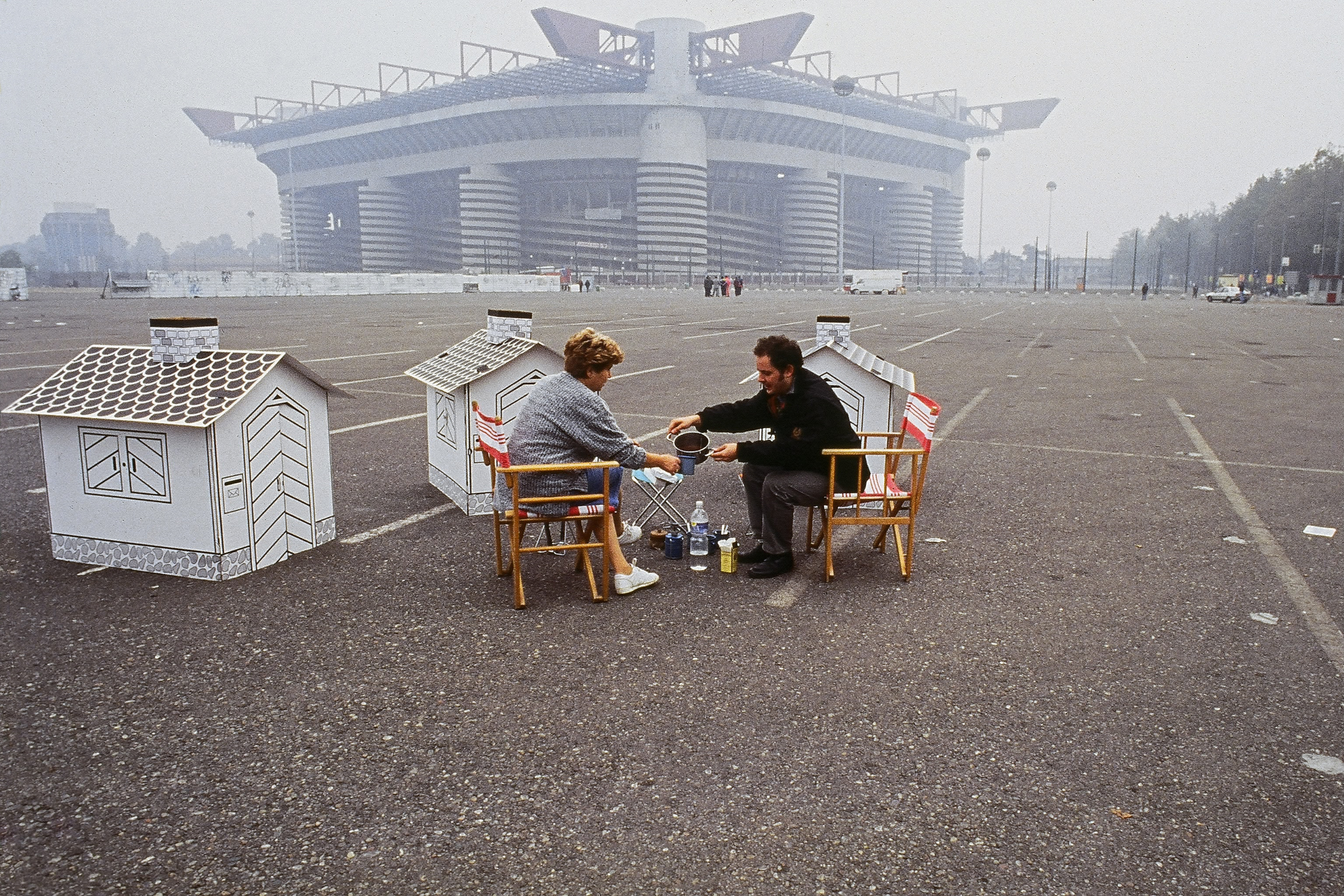 Marco Vaglieri, Operazioni necessarie alla circolazione accelerata di ossigeno, Milano, 1995. Azione seriale proposta in diversi luoghi di Milano. Courtesy dell’artista.