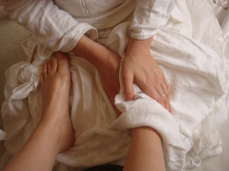 Pippa Bacca, Sofia lava i piedi a ostetrica Iljana, da "Spose in viaggio"
