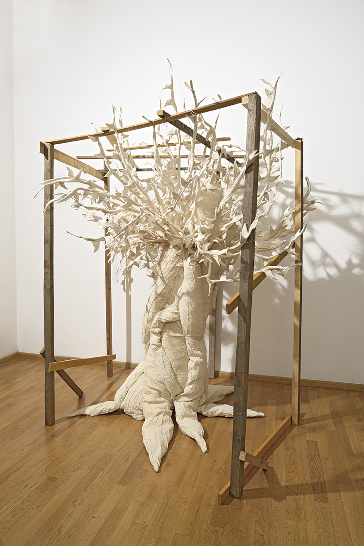 Elizabeth Aro, Ulivo, 2016, legno e broccato di cotone, dimensioni variabili