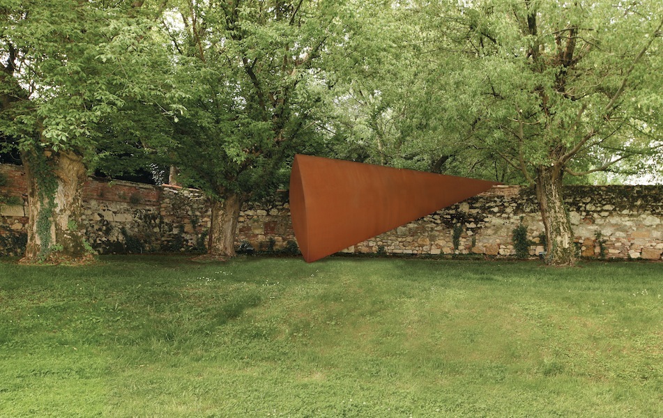 Mauro Staccioli, Scultura intervento. Villa Pisani Bonetti ‘16, 2016, acciaio corten, 300x900x77 cm, Villa Pisani Bonetti, Bagnolo di Lonigo 2016 Courtesy Associazione Culturale Villa Pisani Contemporary Art Foto Bruno Bani, Milano