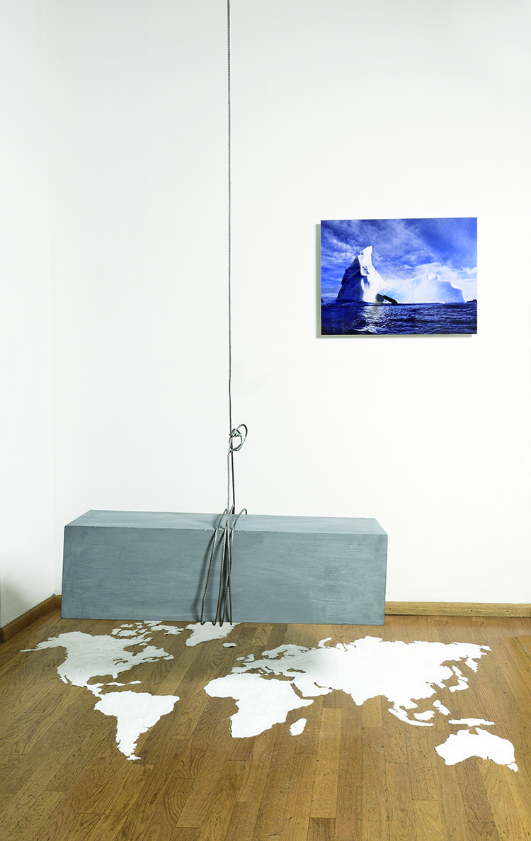 Inés Fontenla, Costruire Distruggendo, 2016, sale, cavo d’acciaio, cemento, foto sotto perspex e coltello, dimensioni variabili