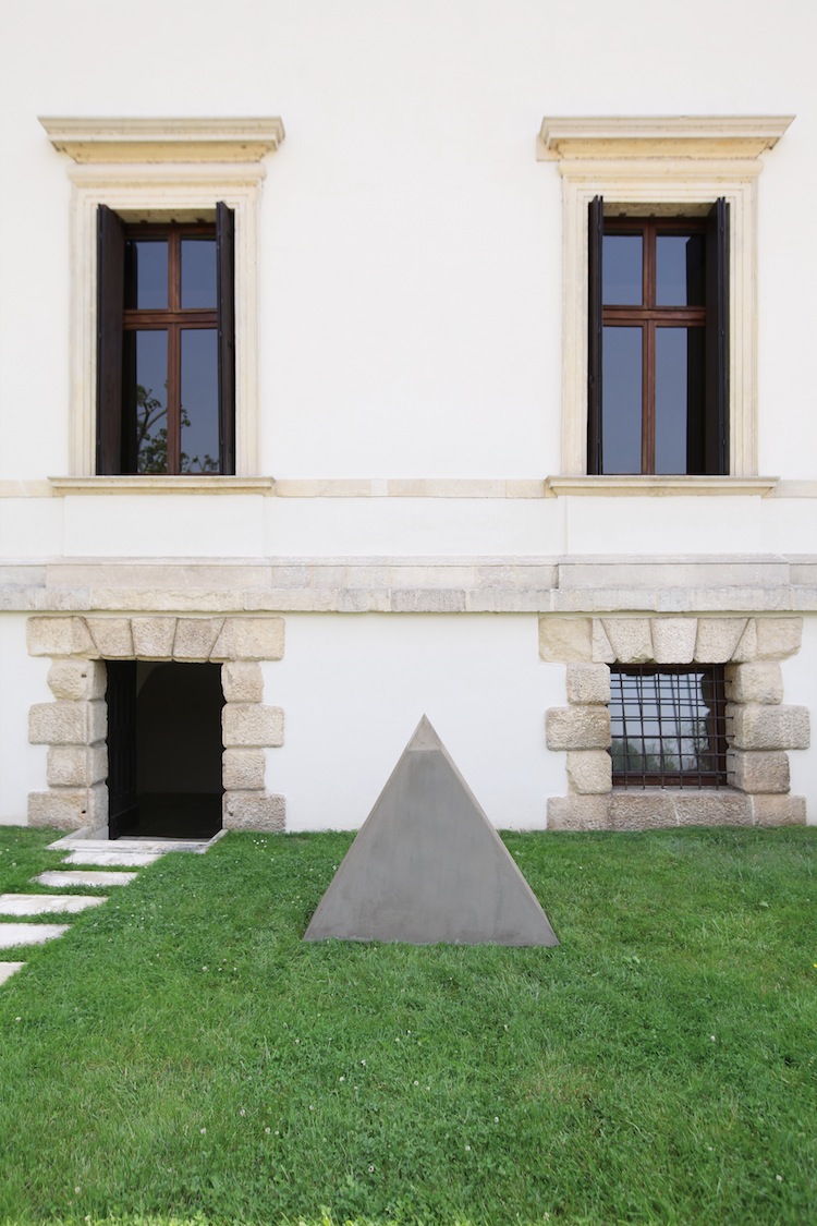 Mauro Staccioli, Senza titolo, 1974-75, cemento, ferro e acciaio inox, 130x150x60 cm, Villa Pisani Bonetti, Bagnolo di Lonigo 2016 Courtesy Associazione Culturale Villa Pisani Contemporary Art Foto Bruno Bani, Milano