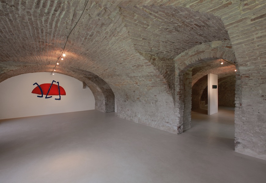 Pino Pinelli, Veduta parziale dell’esposizione, Villa Pisani Bonetti, Bagnolo di Lonigo 2016 Courtesy Associazione Culturale Villa Pisani Contemporary Art Foto Bruno Bani, Milano