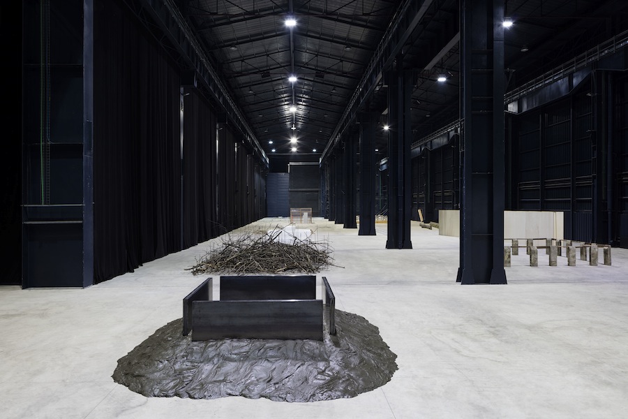 Kishio Suga. “Situations”, veduta della mostra, Pirelli HangarBicocca, 2016 Courtesy of Pirelli HangarBicocca, Milano Foto Agostino Osio