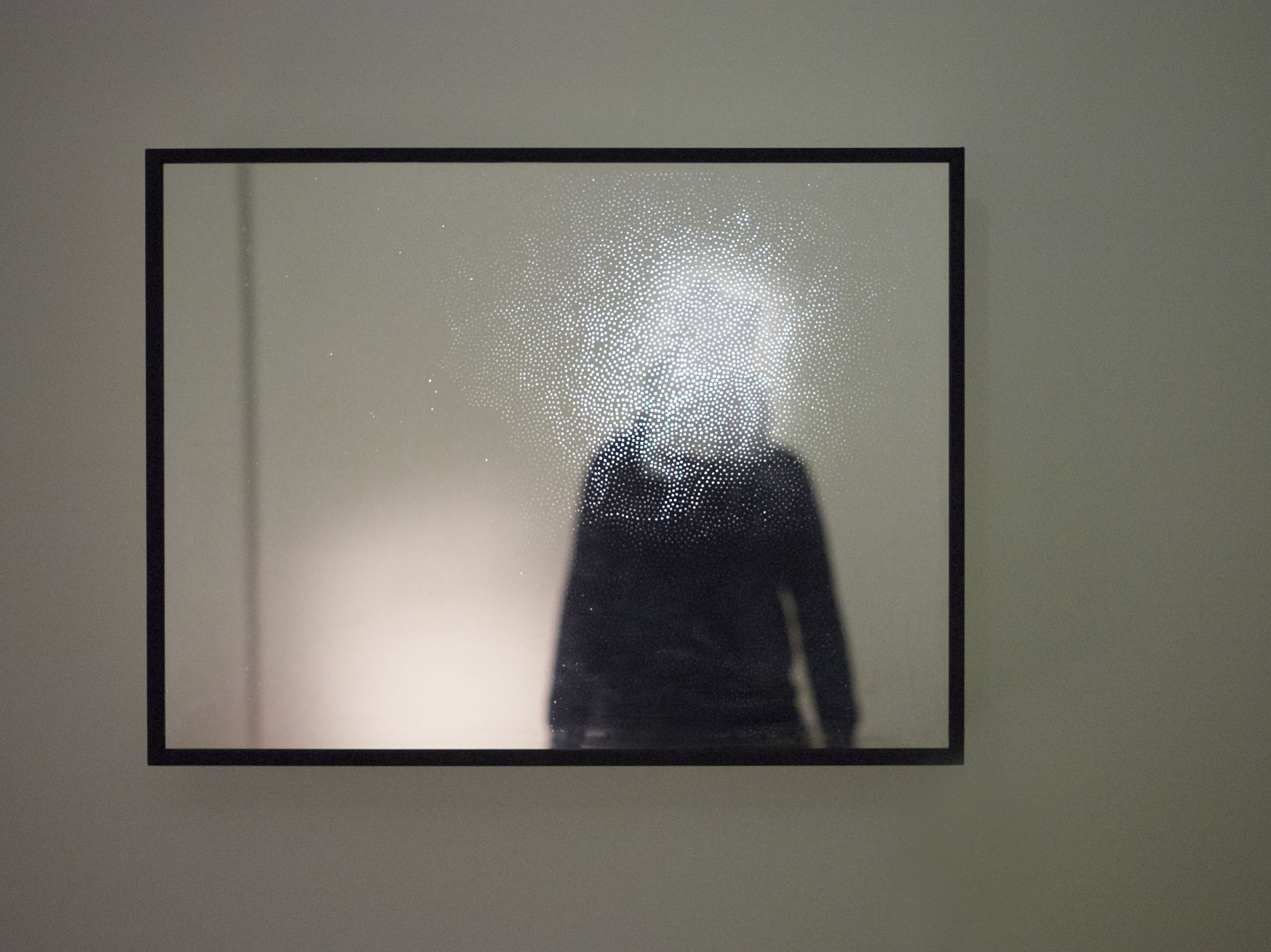Alessandro Lupi, Antiego, Mirror, installazione interattiva, 2013, tecnica mista, cm 62x82x10. Courtesy Guidi & Schoen, Genova