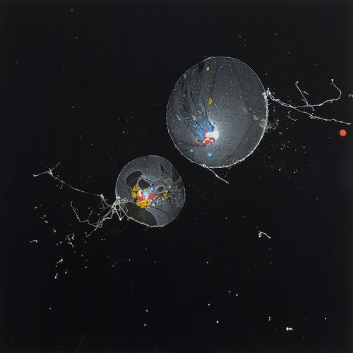 Giulio Cassanelli, Inseparabili, 2016, sapone, pigmenti, plexiglass, gravità, 50x50 cm