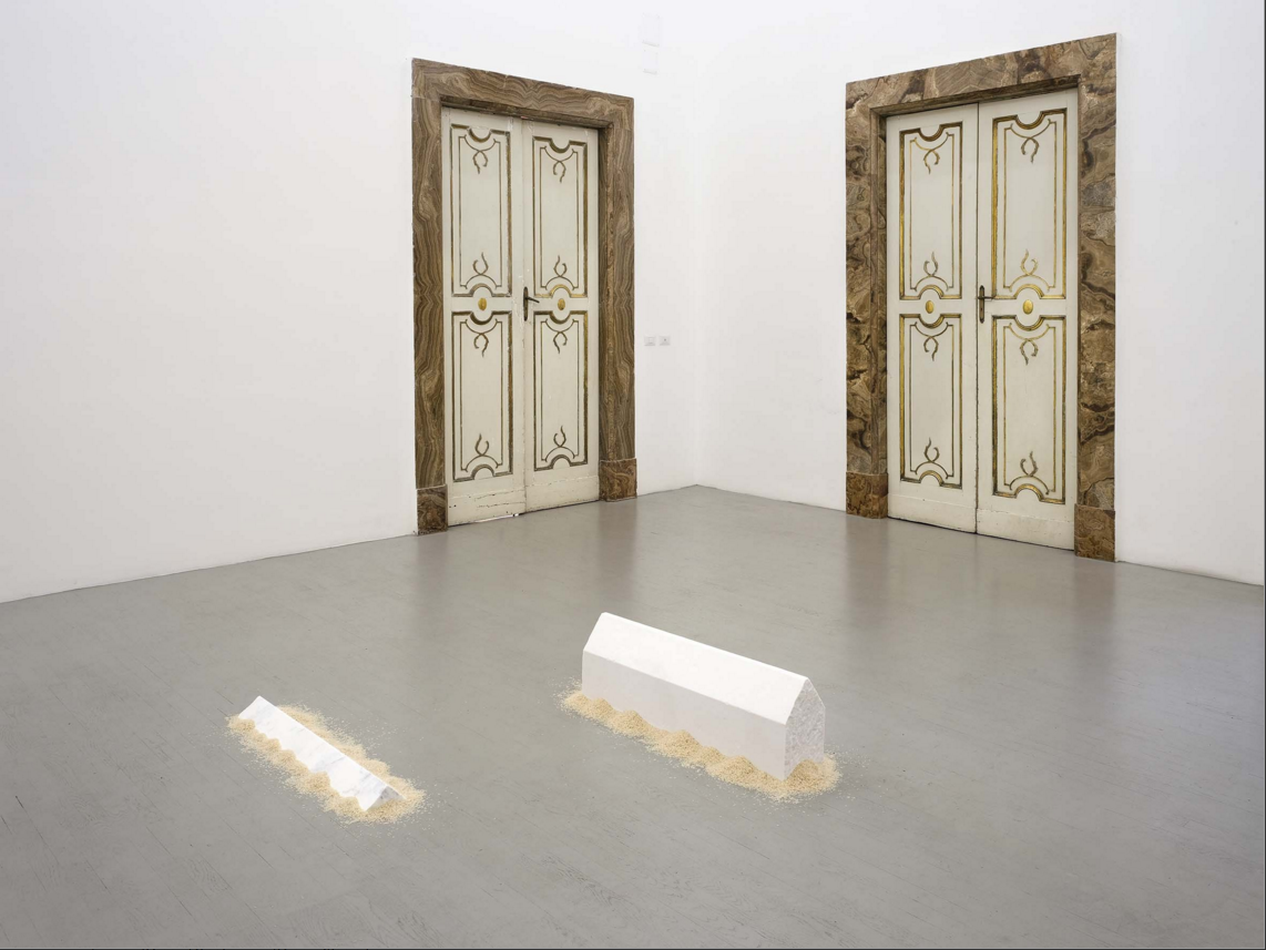Wolfgang Laib, "Rice House", 2014/15, white marble, rice, 32 cm x 20 cm 100 cm | "Rice House", 2010, triangle, white marble, rice, 8 cm x 15 cm x 100 cm, veduta dell'allestimento, courtesy Galleria Alfonso Artiaco, Napoli