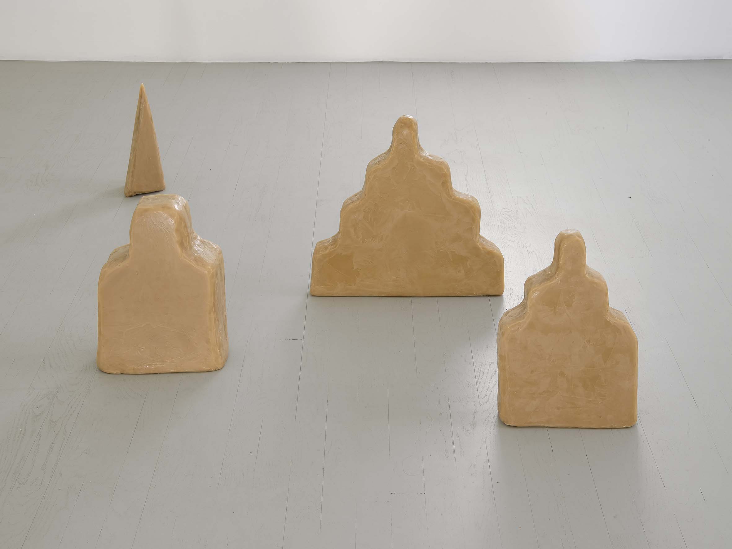 Wolfgang Laib, "Zikkurat" e "Untitled" (cono), veduta dell'allestimento, courtesy Galleria Alfonso Artiaco, Napoli