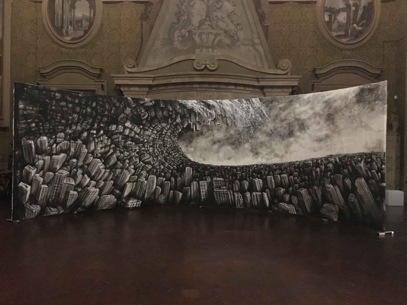 Fabio Giampietro, Hyper plane of simultaneity, 2016, olio su tela e visori Oculus Rift, 10 mt x 3 mt.