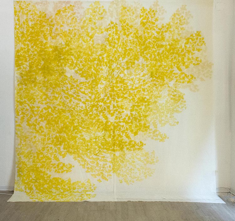 Asako Hishiki, Sensi segreti #5, 2017, xilografia su tessuto, 320x300 cm Courtesy Paraventi Giapponesi - Galleria Nobili, Milano