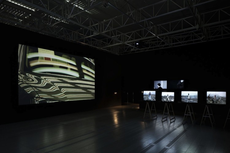 Lavoro in movimento. Lo sguardo della videocamera sul comportamento sociale ed economico, veduta della mostra (Kazma e Hugo), Mast Gallery, Bologna