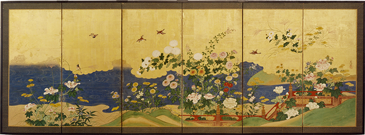 Shushin (firmato), Paravento giapponese a sei ante (uno di una coppia) raffigurante diversi fiori autunnali tra cui differenti varietà di crisantemi (kiku), trifogli da fiore (hagi), alcuni esemplari di lespedeza, campanule (kikyo), miscanto (susuki) ed una staccionata rossa lungo un corso d'acqua, Scuola Kanō, Periodo Edo (1615-1867), inizio XIX secolo, inchiostro e pigmenti minerali e vegetali su carta con foglia oro (kinpaku), 101x282 cm Courtesy Paraventi Giapponesi - Galleria Nobili, Milano