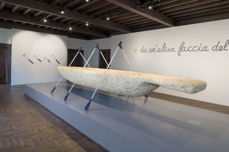 Jan Fabre, Canoe, 1991, murano glass, animal and human bones, Bic ink, polymeers behind from left to right, 177.5x638.3x220 cm