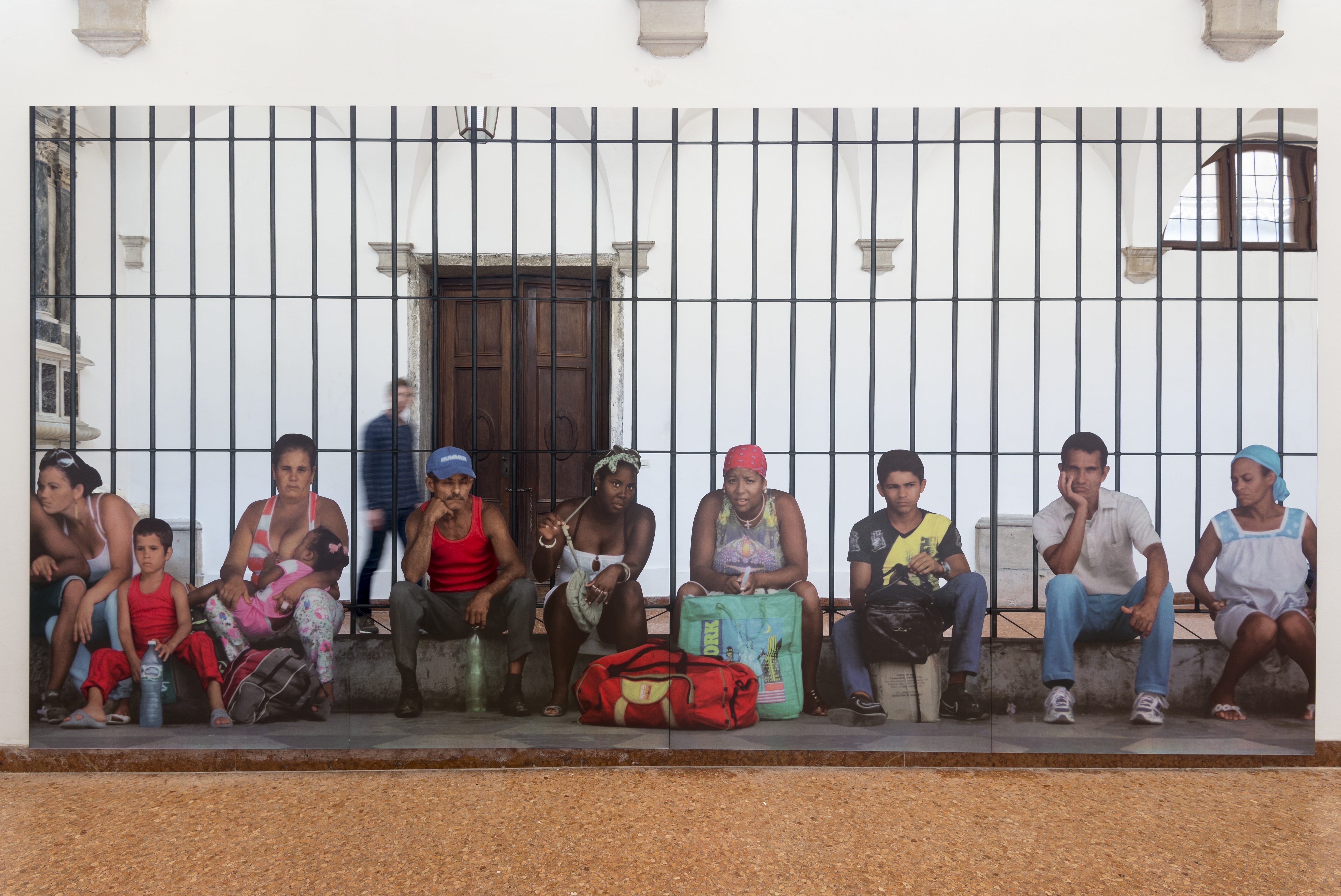 La Habana – Persone in attesa, 2015, serigrafia su acciaio inox, 250×500 cm, Courtesy: the artist and GALLERIA CONTINUA, San Gimignano / Beijing / Les Moulins / Habana, Photo by: Oak Taylor-Smith
