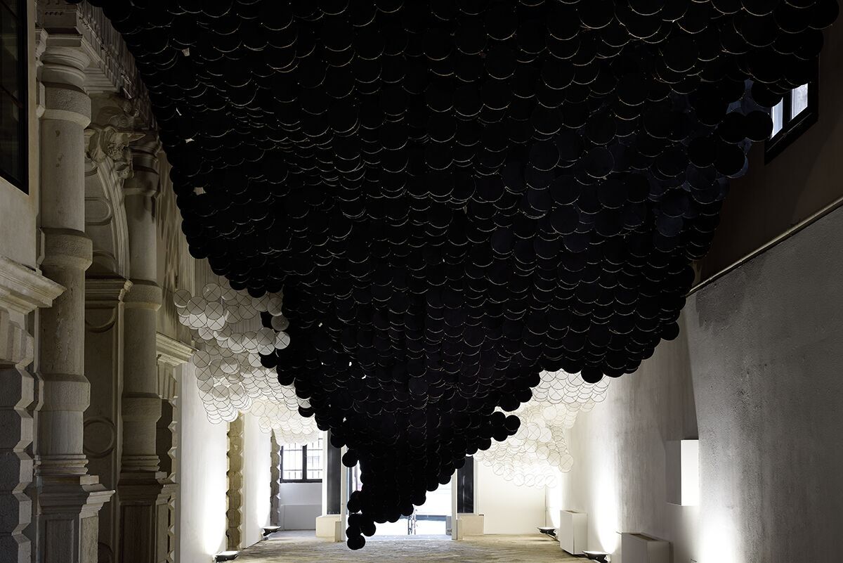 Jacob Hashimoto,  veduta installazione a Palazzo Flangini, Venezia . Foto Michele Alberto Sereni . Courtesy Studio la Città, Verona