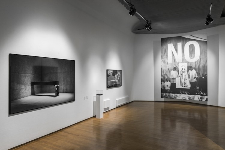 Santiago Sierra. Mea culpa, veduta della mostra, PAC Padiglione d’Arte Contemporanea, Milano Foto © Masiar Pasquali