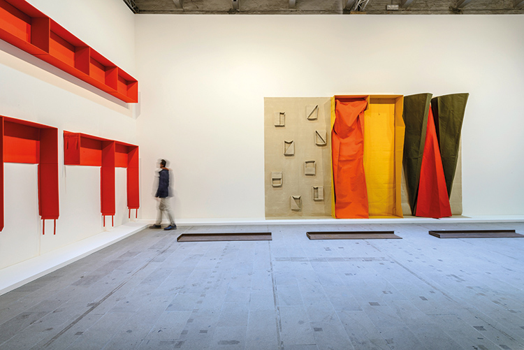 Franz Erhard Walther, opere varie, 1975-1986, tecnica mista. 57. Esposizione Internazionale d’Arte - La Biennale di Venezia, Viva Arte Viva. Foto: Andrea Avezzù. Courtesy: La Biennale di Venezia