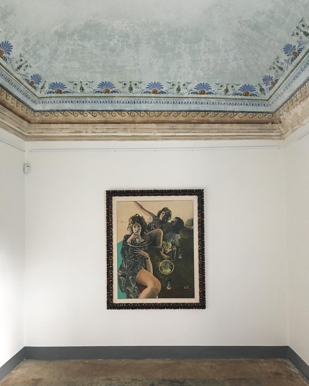 Veduta di allestimento (un'opera di Gianni Bertini), Il Gioco delle Coppie 1, Bertini e Sarri, Casa del Console, Calice Ligure