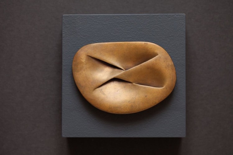 Meret Oppenheim, Unterirdische Schleife, 1960-1977, bronzo, 8.5x12x1 cm Collezione privata