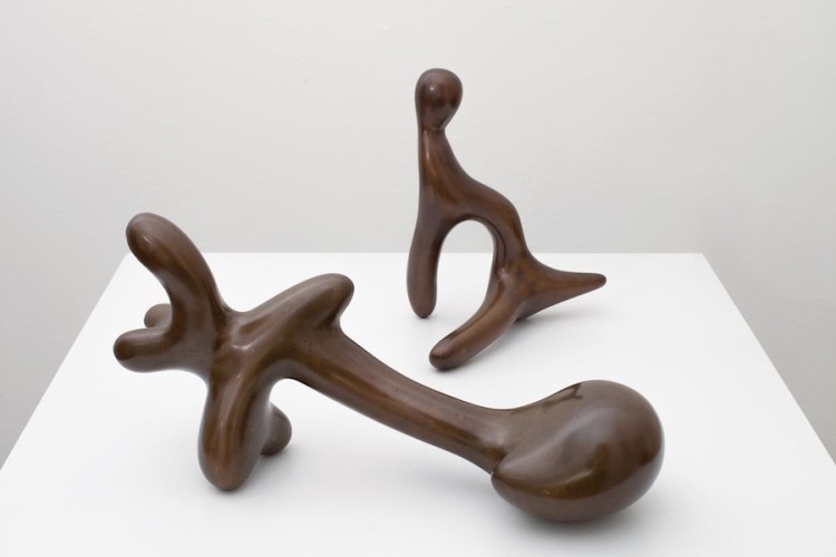 Jean Arp, Petit figure appuyée dite "LʼEgyptienne", 1938, bronzo, 26x23x12 cm, Fondazione Marguerite Arp, Locarno e Petit sphinx, 1942, bronzo, 19x41x11 cm, Fondazione Marguerite Arp, Locarno