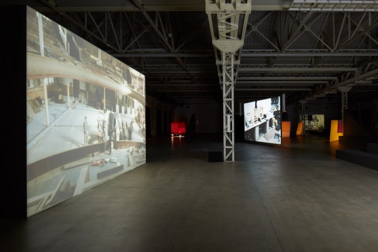 Rosa Barba, "From Source to Poem Rhythm Reader", veduta della mostra, Pirelli HangarBicocca, Milano, 2017 Courtesy dell’artista e Pirelli HangarBicocca, Milano Foto: Agostino Osio