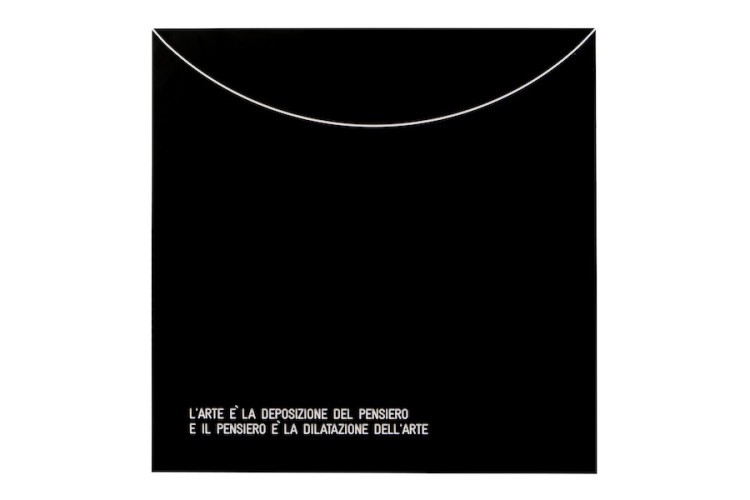 Vincenzo Agnetti, Assioma – L’arte è la deposizione del pensiero e il pensiero è la dilatazione dell’arte, 1971, 80x80 cm Courtesy Archivio Vincenzo Agnetti