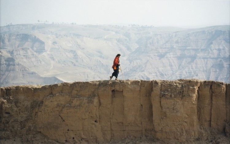 Marina Abramovic, Great wall Walk, 1988, 27.5x40 cm, Colour photograph Photo credit: Giorgio Benni Courtesy: The Artist