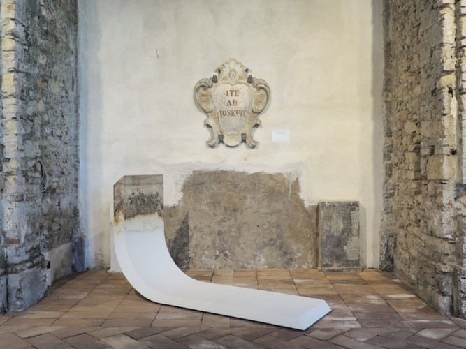 Opposte similitudini Valdi Spagnulo Attilio Tono, veduta della mostra (Attilio Tono, PRW13, 2016, gesso e vino rosso, 200x120x70 cm Courtesy Castel Negrino Arte, Aicurzio), Ex Abbazia di San Remigio, Parodi Ligure (AL) Foto © Andrea Repetto