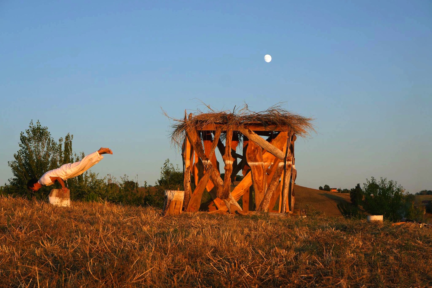 Performance Yoga di T-yong Chung per Bungalow Mantra, sound installation, Ashram Joytinat (AN), 2017