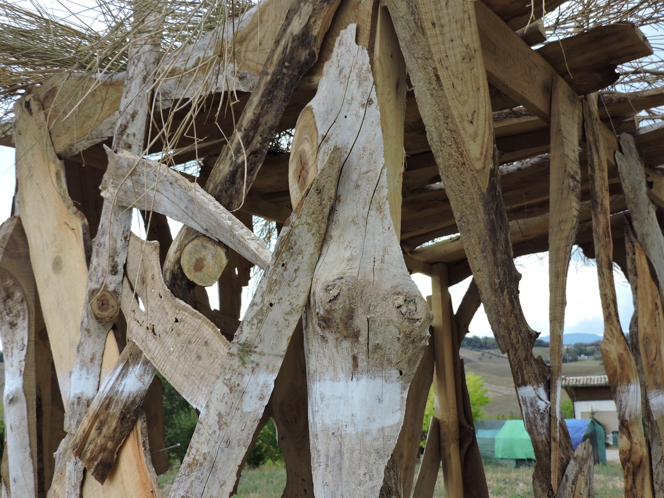 T-yong Chung, Bungalow Mantra, sound installation (particolare dell'esterno), Ashram Joytinat (AN), 2017