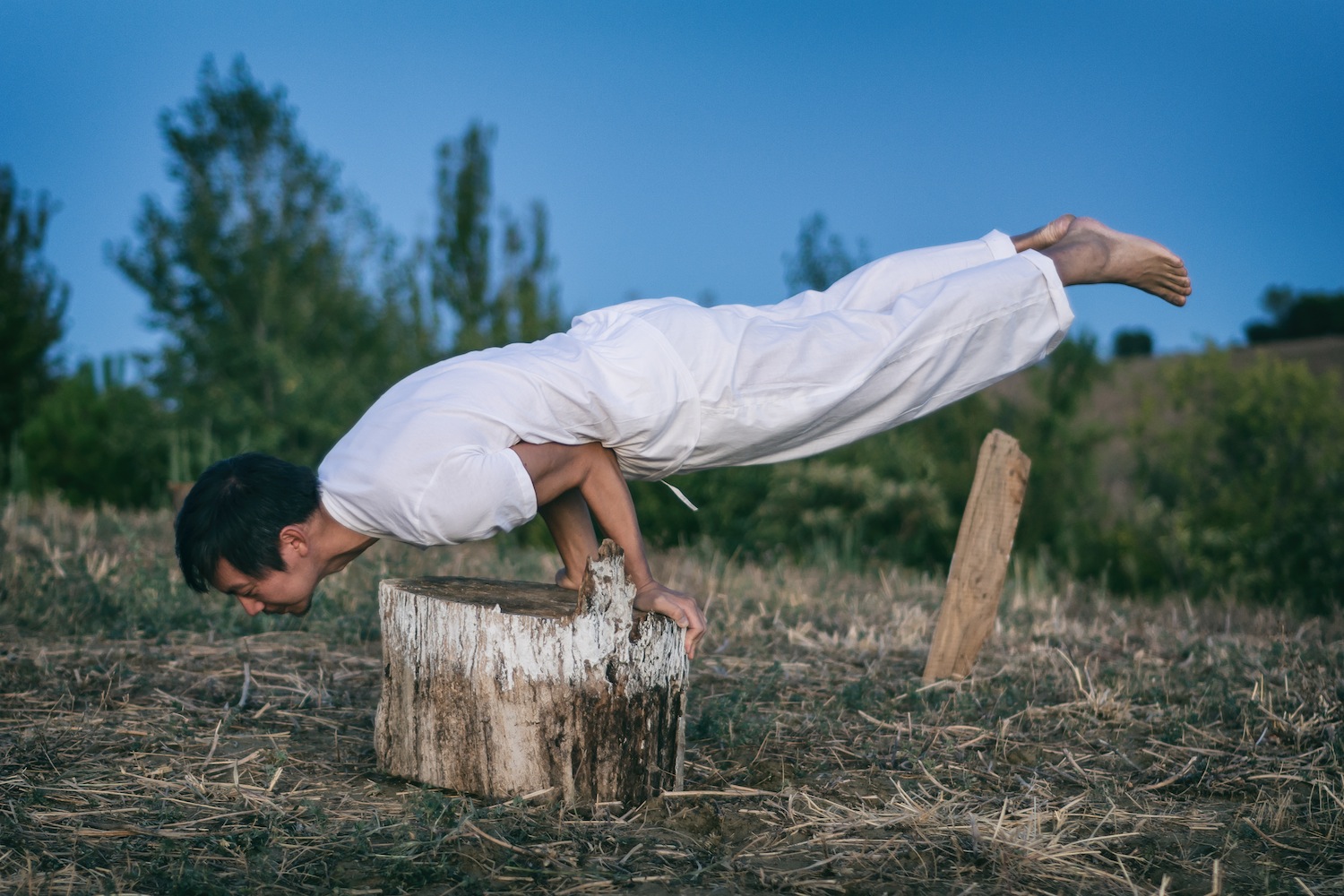 L'artista T-yong Chung esegue una posizione di Yoga durante l'inaugurazione di Bungalow Mantra, Ashram Joytinat (AN), 2017; ph. Mirko Silvestrini