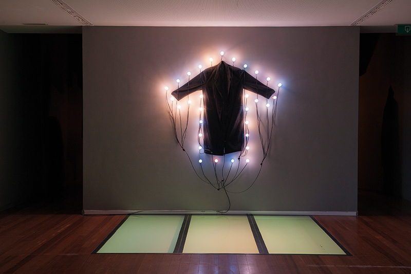 Christian Boltanski, Le Manteau, 2000,  cappotto, lampadine, cm 200x200. © C. Boltanski