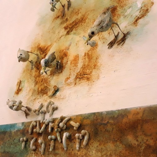 Saba Masoumian, Uccelli, 2017, tecnica mista su ferro, creta, polimeri espansi e legno, 50x50x11 cm