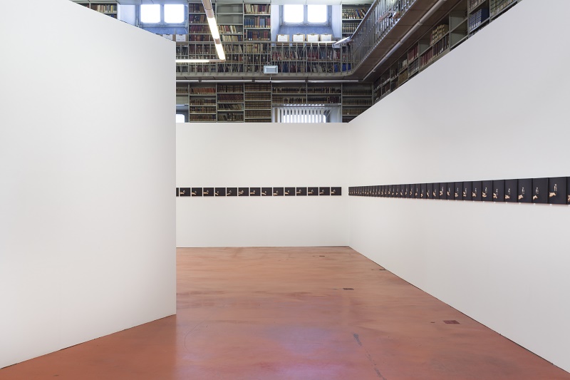 Fatma Bucak, Remains of what has not been said, veduta dell'installazione, Biblioteca Graf © Rubrastudio