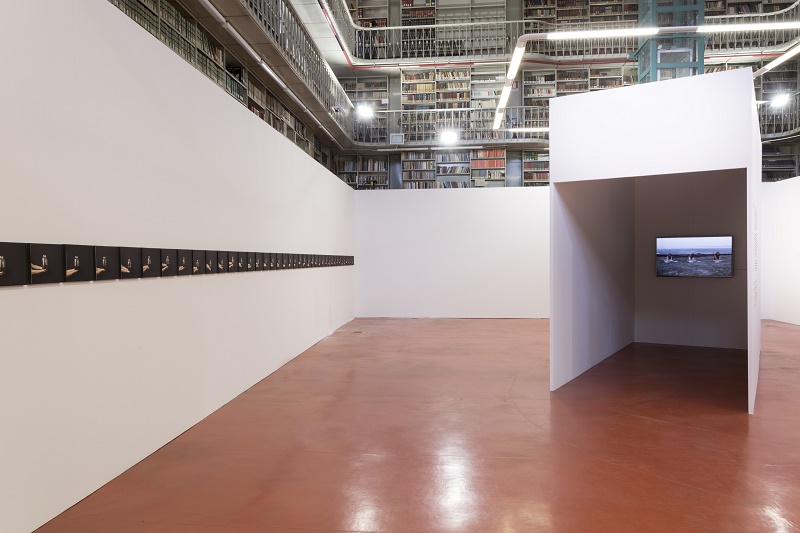 Fatma Bucak, Remains of what has not been said, veduta dell'installazione, Biblioteca Graf © Rubrastudio