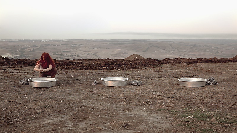 Fatma Bucak, Scouring the Press, 2016, video still