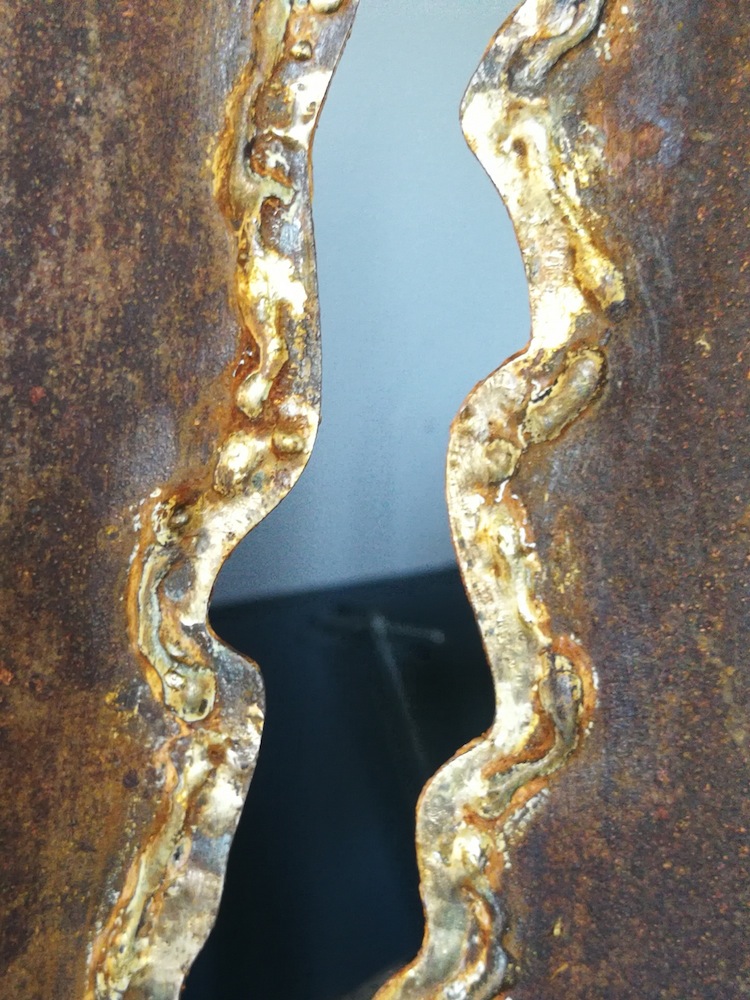 Tommaso Tosco, SLIT, 2017, acciaio corten, saldature in argento, ferro, 176x44x4 cm, base 8x88x88 cm (particolare) Foto di Franco Mello