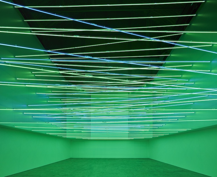 Lucio Fontana, Fonti di energia, soffitto al neon per “Italia 61”, a Torino, 1961/2017, veduta dell’installazione in Pirelli HangarBicocca, Milano, 2017 Courtesy Pirelli HangarBicocca, Milano © Fondazione Lucio Fontana Foto Agostino Osio