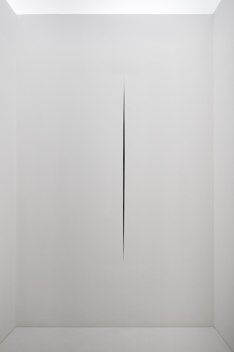 Lucio Fontana, Ambiente spaziale in Documenta 4, a Kassel, 1968/2017, veduta dell’installazione in Pirelli HangarBicocca, Milano, 2017 Courtesy Pirelli HangarBicocca, Milano © Fondazione Lucio Fontana Foto Agostino Osio