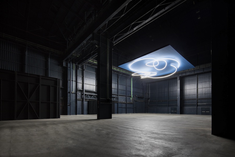 Lucio Fontana, Struttura al neon per la IX Triennale di Milano, 1951/2017, veduta dell’installazione in Pirelli HangarBicocca, Milano, 2017 Courtesy Pirelli HangarBicocca, Milano © Fondazione Lucio Fontana Foto Agostino Osio