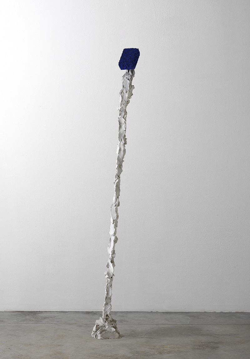 Paolo Icaro, Lassù, per un blu K., 1990, gesso e spugna sintetica, cm 206x25x20. Courtesy: l’artista e P420, Bologna. Foto: M. Sereni